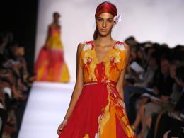 Фон Фюрстенберг ухажва Европа с надиплени материи и панделки