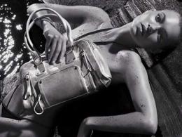 Кейт Мос иска 380 хил.