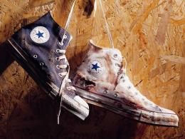 Изложба с кецове, произведение на изкуството  