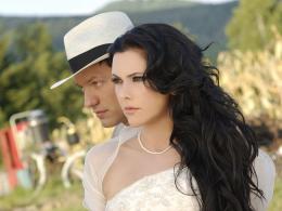 Звезди с коледни подаръци от бижутерска фирма  