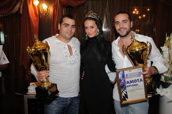 МИС ВАРНА`2008 - Ирена Иванова   връчи купата на победителите на третото Суперкар рали “Свети Влас 2009”  