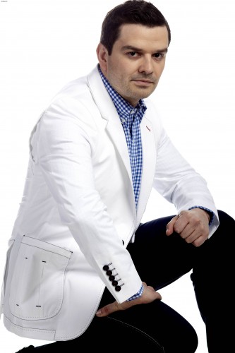 СВЕТСКИЯТ ТОП PR НИКИ НИКОЛОВ В ГОРЕЩА ФОТОСЕСИЯ